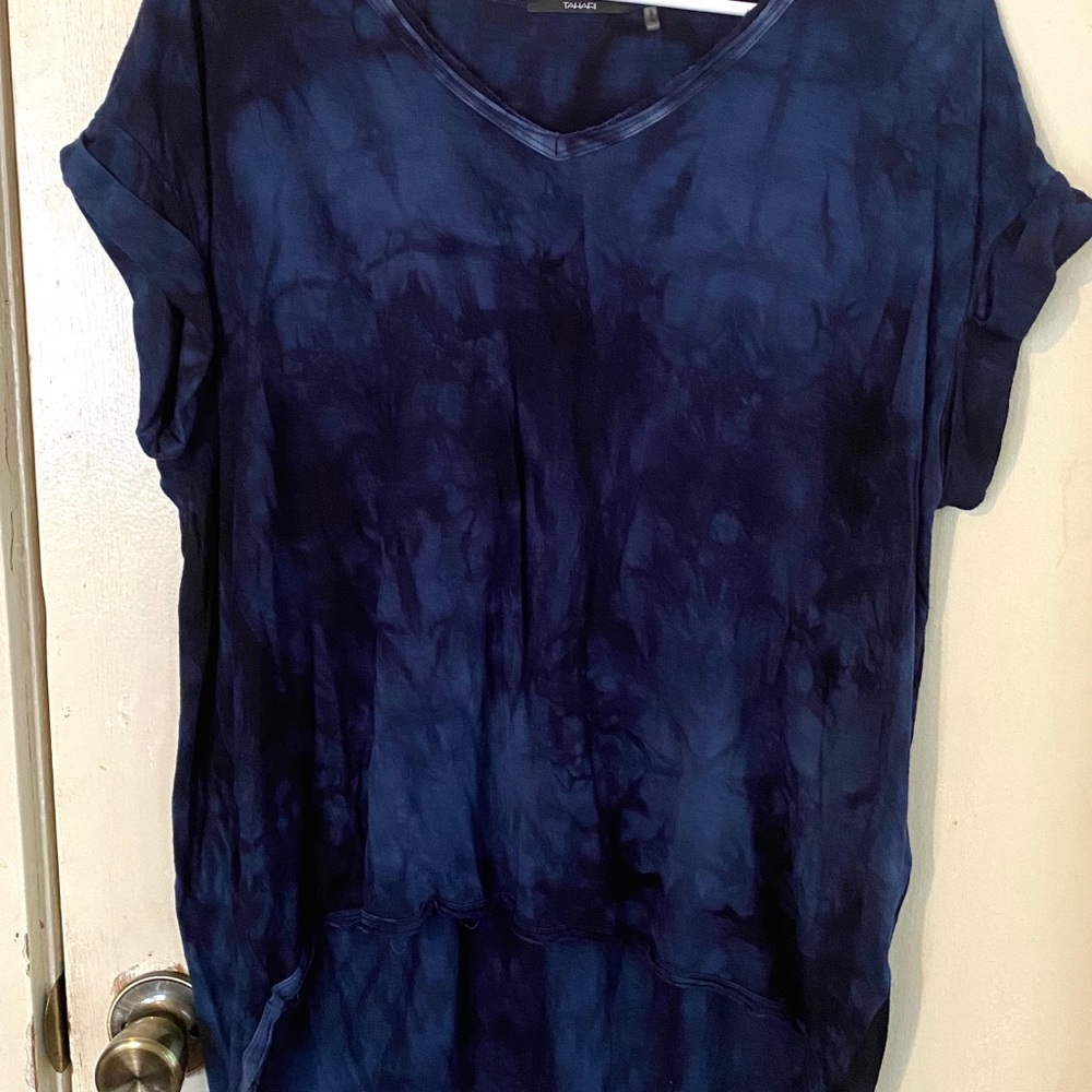 Tahari blue t shirt